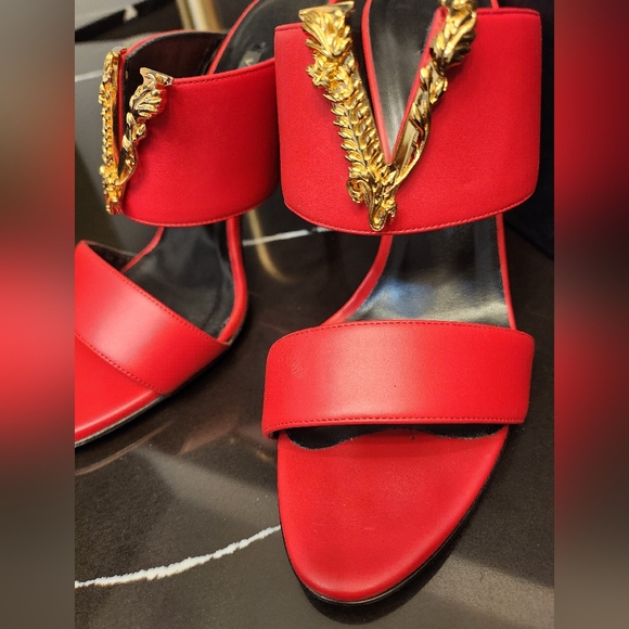 Authentic Versace leather heels - Picture 3 of 9